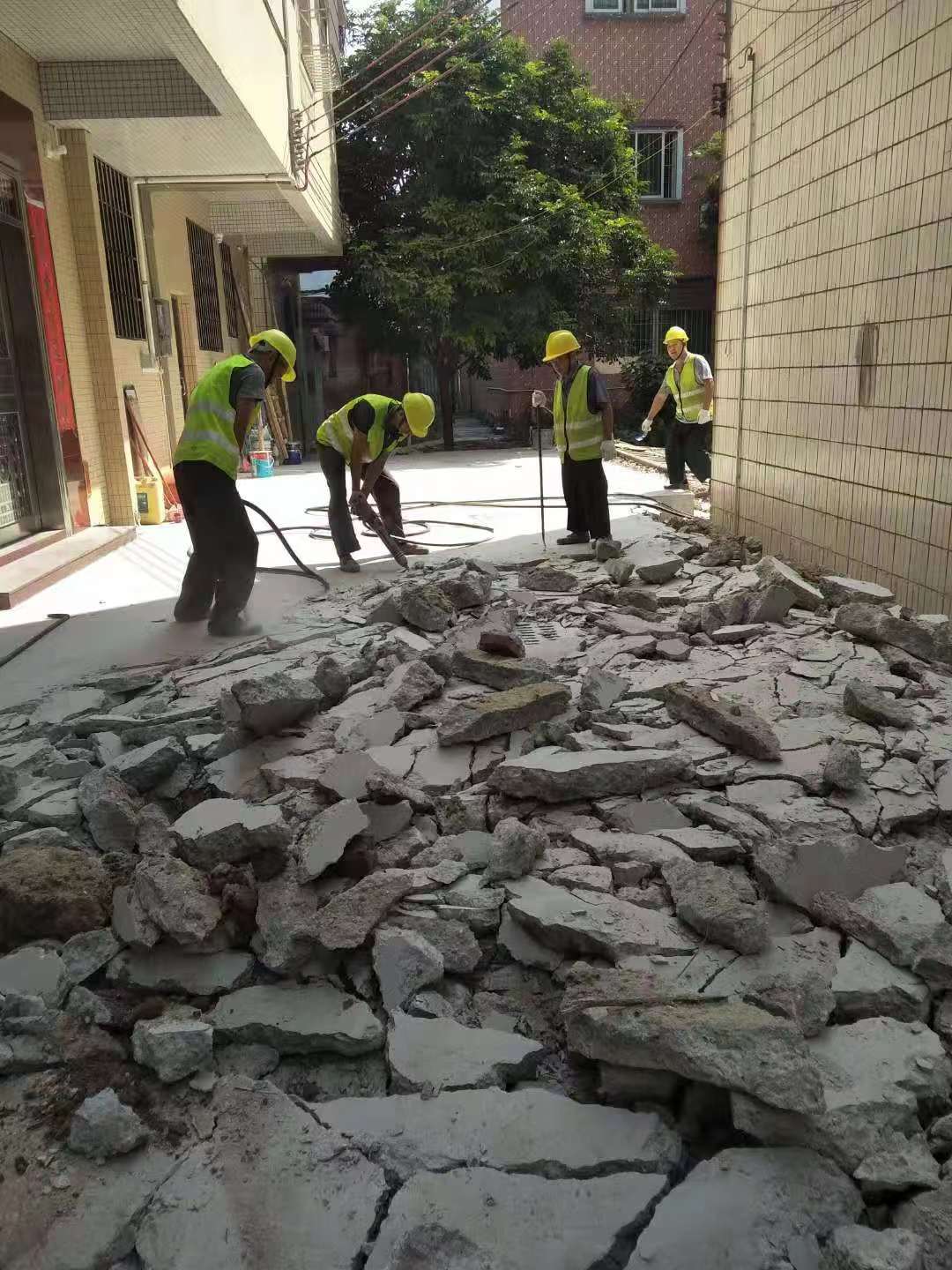 人工破碎混凝土地面拆除水泥块地面