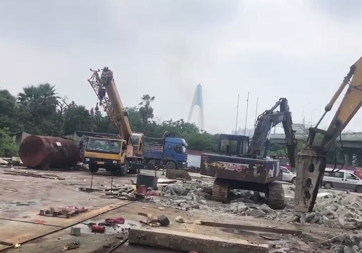 覆绿工程硬底化地面破碎垃圾清运视频